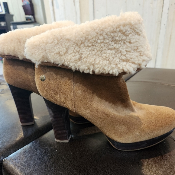 UGG - Picture 1 of 6